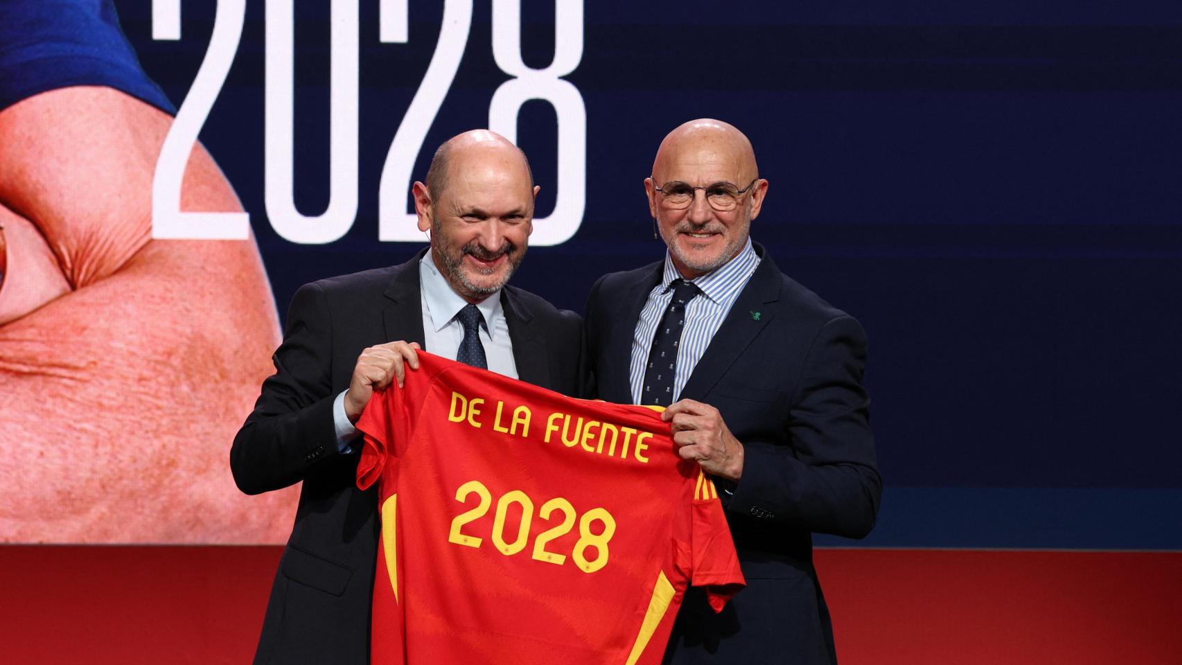 Rafael Louzán, presidente de la RFEF, junto a Luis de la Fuente durante el acto de renovación del seleccionador español.