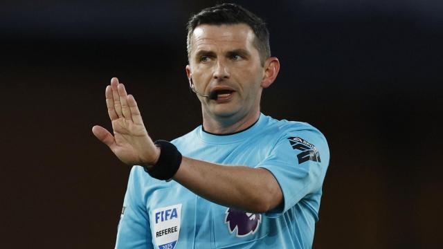 Michael Oliver, durante el partido de Premier League entre el Wolverhampton y el Arsenal.