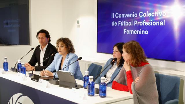 La presidenta de la Liga F, Beatriz Álvarez, el presidente de Futbolistas-ON, Juanjo Martínez, la presidenta de Futpro, Amanda Gutiérrez, y Maite Sánchez Martín de CCOO durante la firma del II Convenio Colectivo de Fútbol Profesional Femenino.