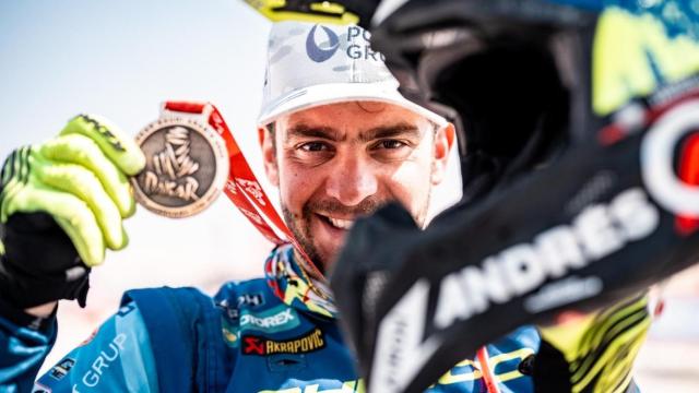 Lorenzo Santolino con su medalla de finisher del Rally Dakar 2025.