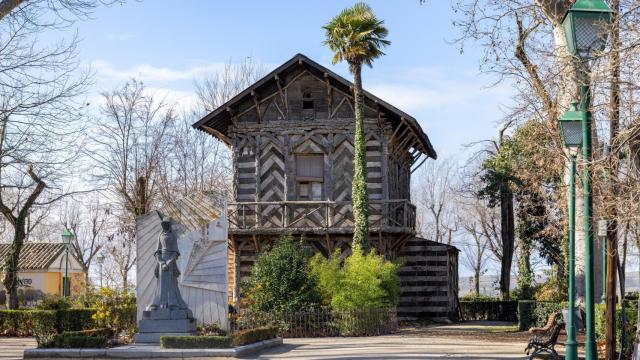 La Casa del Corcho está situada en el toledano parque de la Vega.