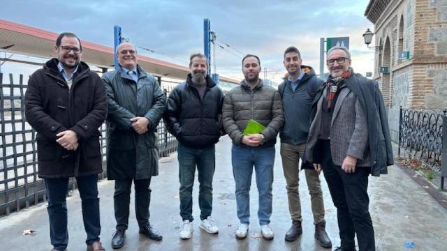 Los concejales de Vox en el Ayuntamiento de Toledo Florentino Delgado, Daniel Morcillo y Juan María Marín se reunieron en la estación de Santa Bárbara con el presidente y el portavoz de la Asociación de Usuarios del Tren.