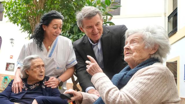 Alberto Núñez Feijóo, durante su visita a un centro de mayores, este lunes en Córdoba.