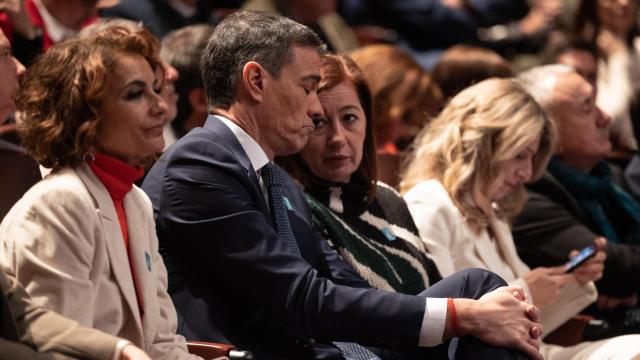 Pedro Sánchez habla con la presidenta del Congreso, Francina Armengol, en un acto en el Museo Reina Sofía.