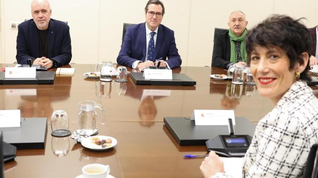 En el primer plano, Elma Saiz. Al fondo y frente a ella, Unai Sordo, Antonio Garamendi y Pepe Álvarez.