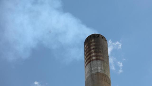 Imagen de una chimenea en la Central Térmica Teruel de la localidad turolense de Andorra