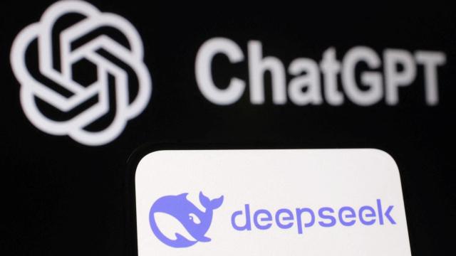 Ilustración con el logo de DeepSeek en la pantalla de un teléfono móvil sobre el logo de ChatGPT.