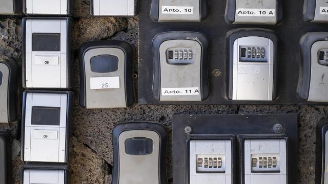 Imagen de varias cajas de seguridad con cerradura controlada por contraseña instaladas en la entrada de un edificio.