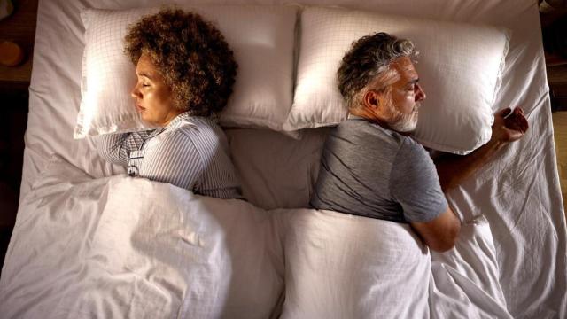 Pareja durmiendo.