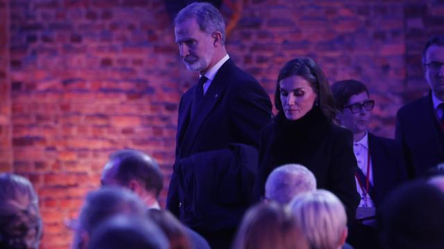 Los reyes Felipe VI y Letizia, este lunes en Oświęcim (Polonia).