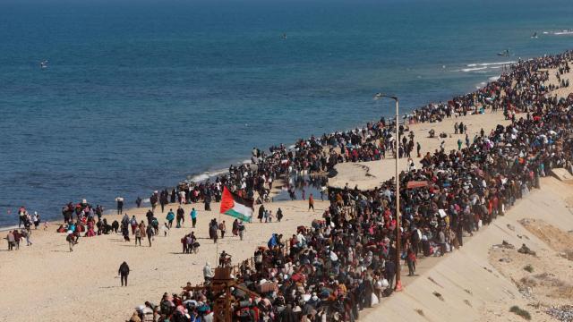 Vídeo | Miles de palestinos regresan a pie al norte de la Franja de Gaza tras permitirlo Israel