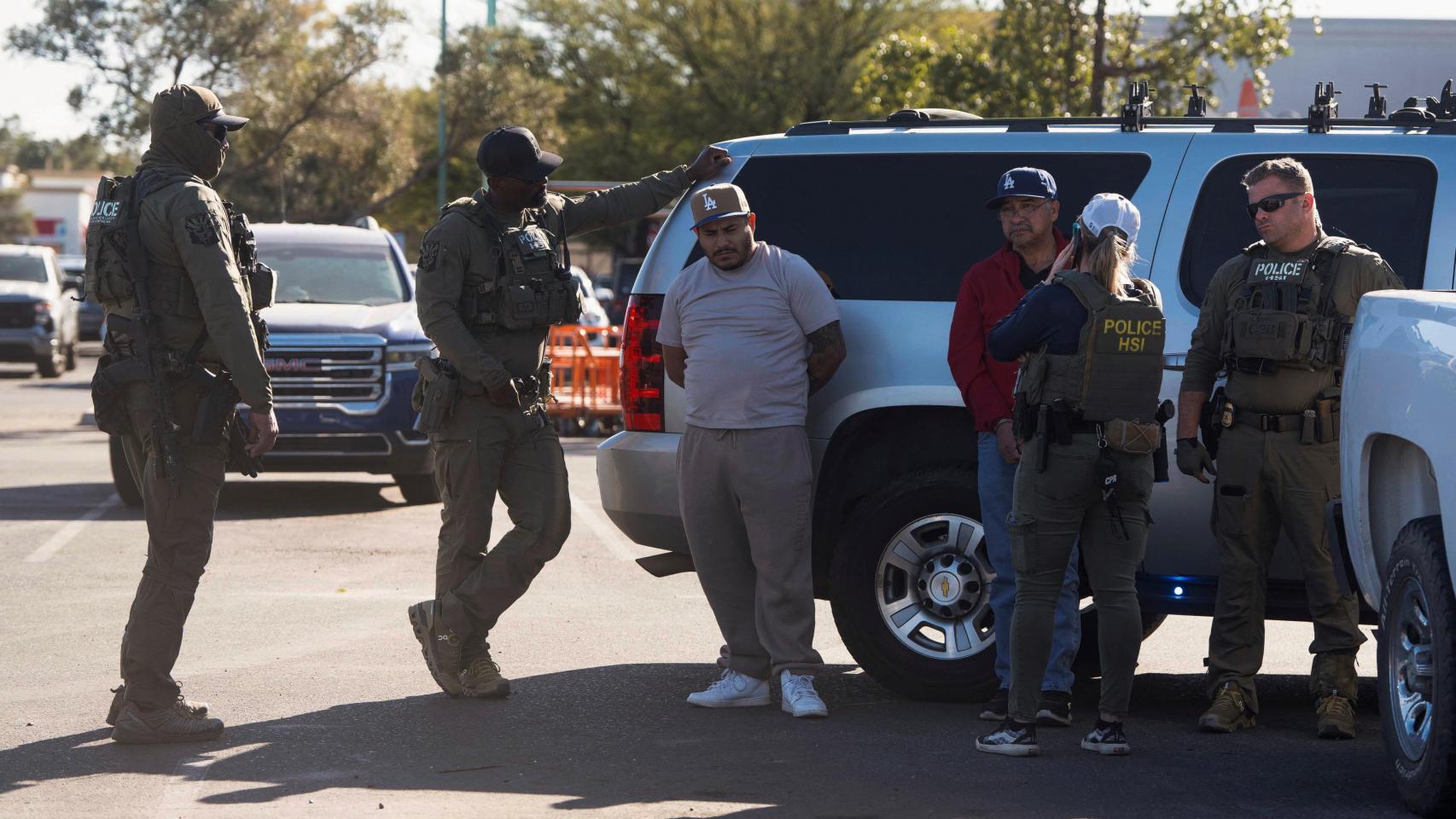 Agentes de EEUU detienen a inmigrantes documentados con condenas previas en Tucson (EEUU).