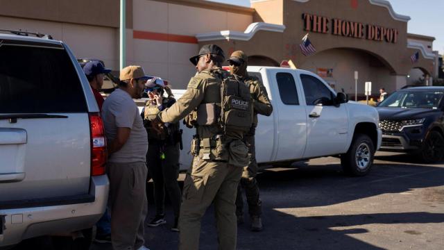 Agentes de la Oficina de Inmigración y Aduanas detienen a dos inmigrantes en Tucson, Arizona.