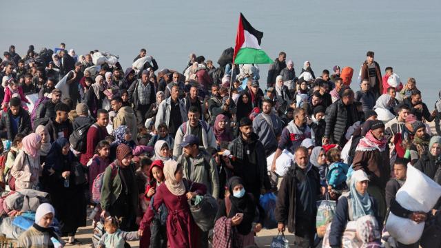 Palestinos desplazados regresan a sus hogares en el norte de Gaza este lunes.