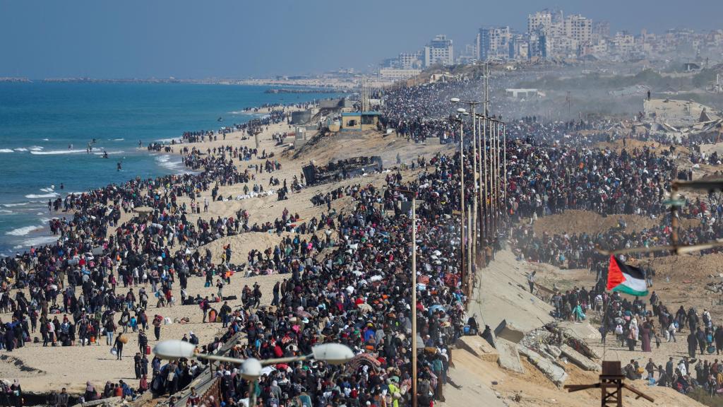 Miles de palestinos dirigiéndose hacia el norte de Gaza.