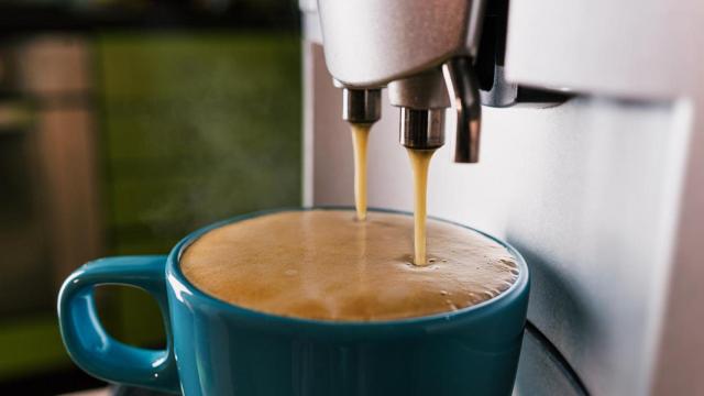 Cafetera con una taza de café recién hecho.