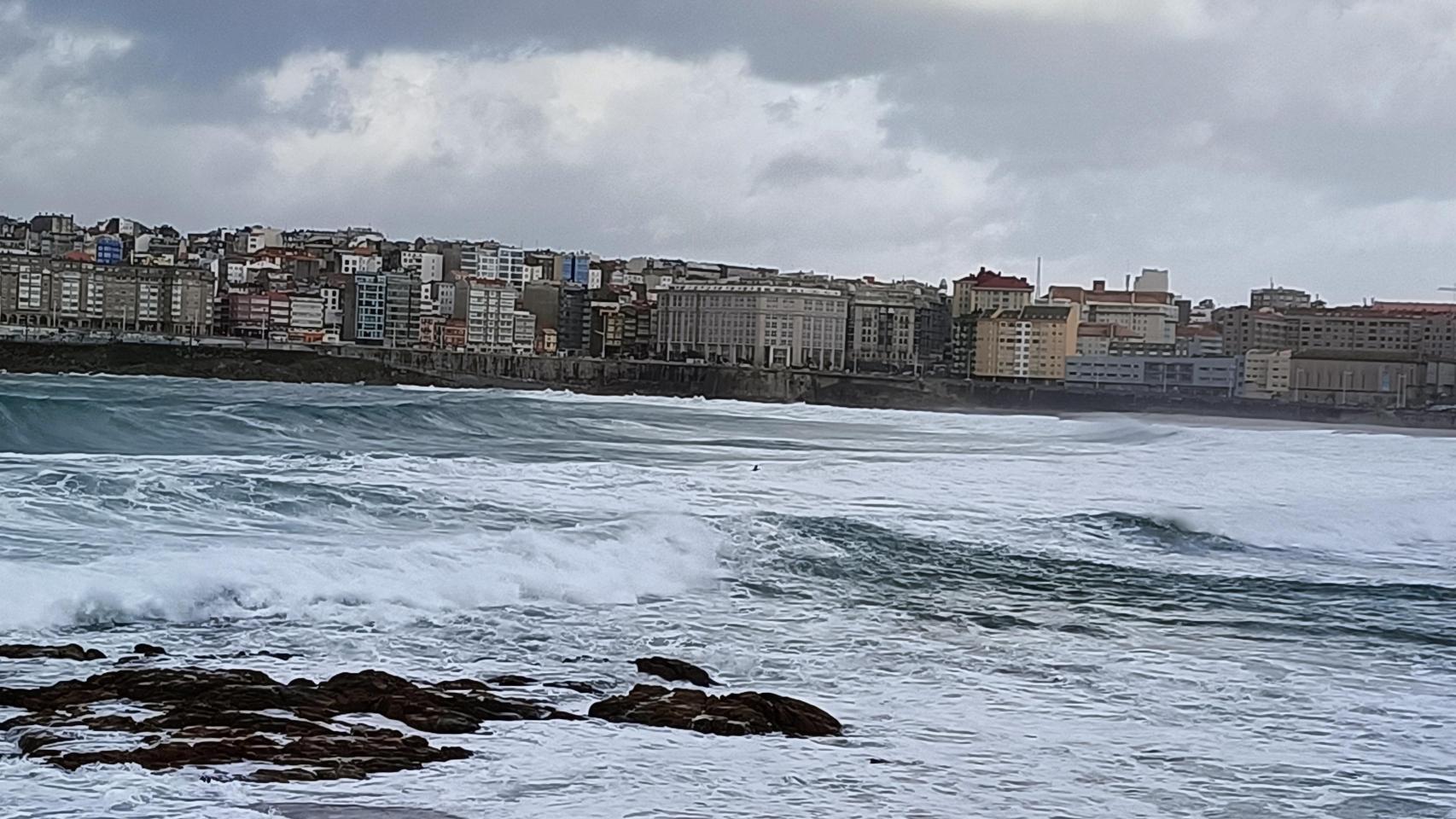 Las olas 'engullen' Riazor y Orzán durante el paso de Herminia