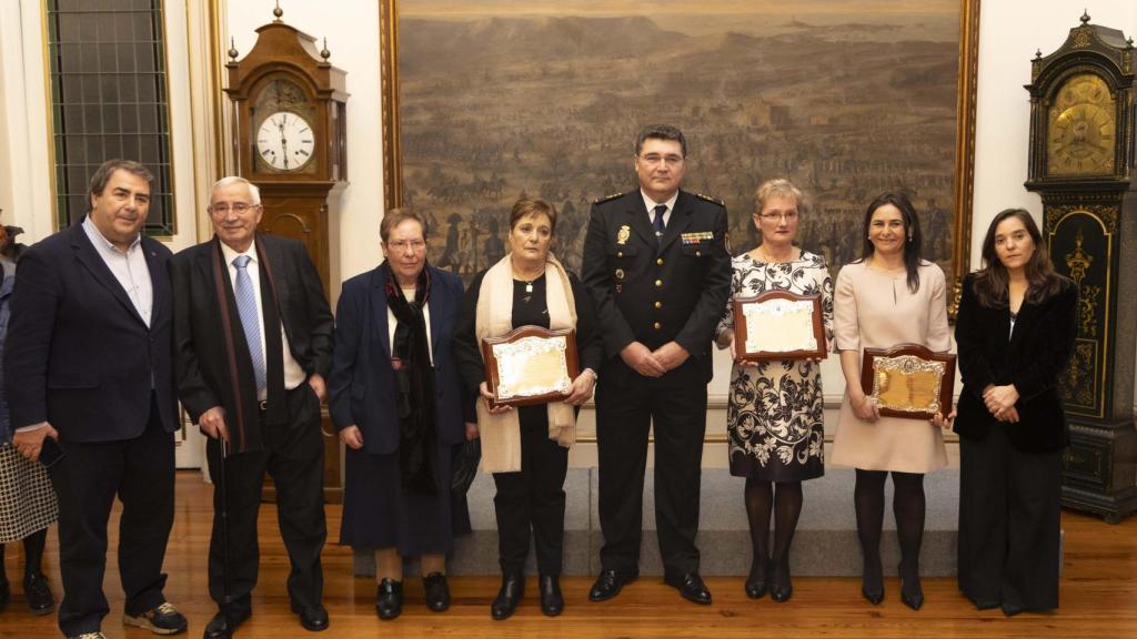 Los 'héroes del Orzán' son distinguidos en A Coruña 13 años después.