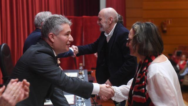 El rector, Ricardo Cao, felicita a homenajeados de la UDC en el Día de la Universidad.