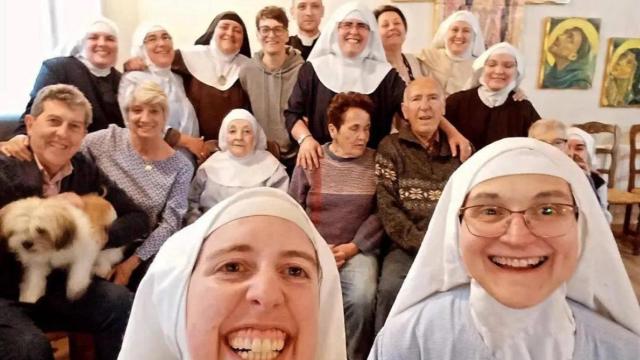 Las monjas clarisas junto a sus allegados en el convento de Santa Clara, en una publicación de sus redes sociales, al inicio del conflicto.