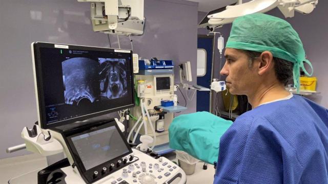 El doctor José María Lozano, urólogo del Hospital Quirónsalud Sagrado Corazón, practica una biopsia.