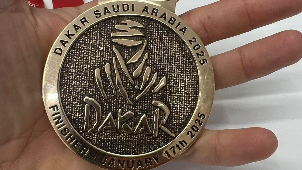 La medalla de finisher del Dakar 2025 de Javi Vega.