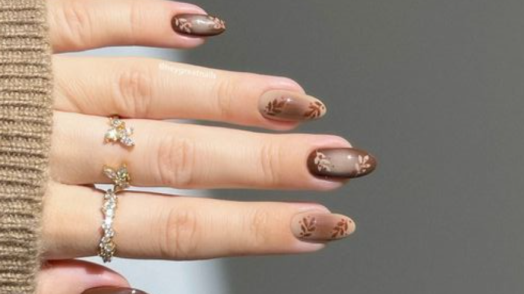 'Mocha Mousse nails' decoradas