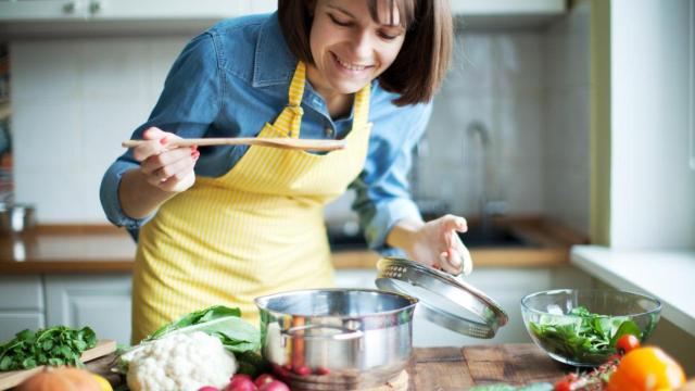 Una persona cocina comida saludable