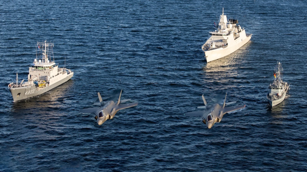 Pareja de F-35 volando junto a embarcaciones de guerra en el mar Báltico