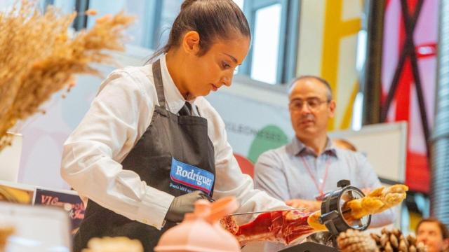 Rocío Pérez durante el VI Concurso Nacional de Cortadores de Jamón Ciudad de León ‘Agustín Risueño’