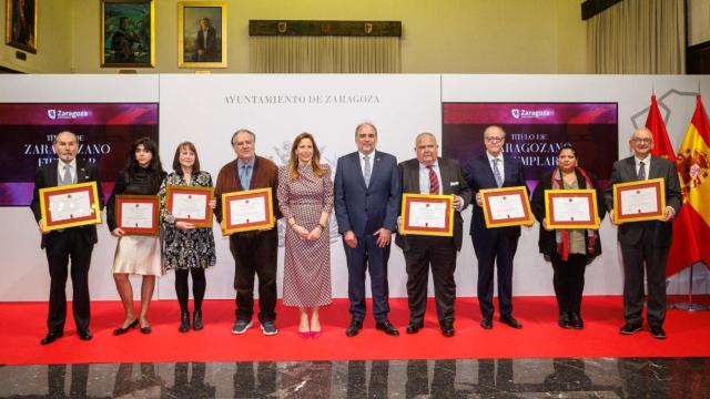 La alcaldesa de Zaragoza junto a los ciudadanos reconocidos.