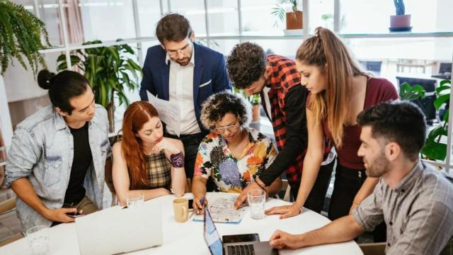 Equipo de trabajo en una oficina.