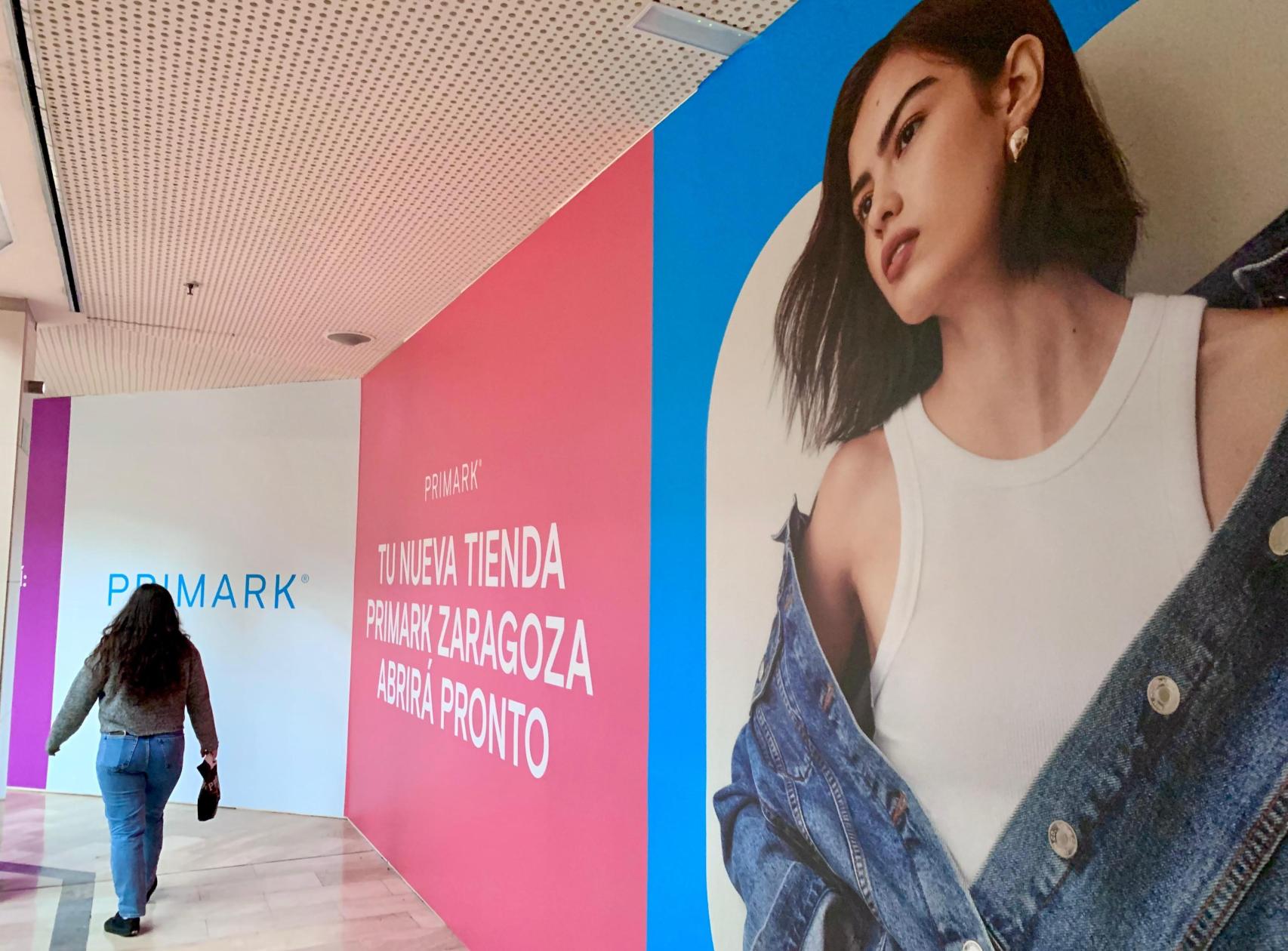 Un vinilo anuncia ya el desembarco de Primark con su segunda tienda en Zaragoza.