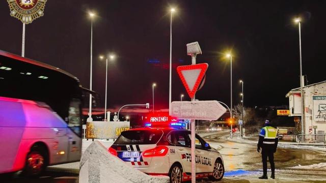 La Policía Local de León controla el tráfico en uno de los puntos conflictivos por presencia de placas de hielo en la calzada