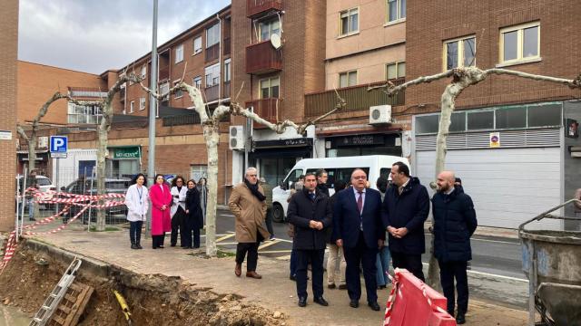 El consejero de Sanidad, Alejandro Vázquez, junto al alcalde de Santa Marta, David Mingo, visitan las obras del centro de salud