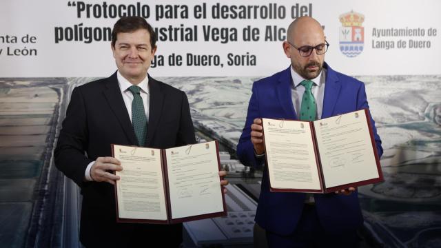 El presidente de la Junta de Castilla y León, Alfonso Fernández Mañueco, firma el protocolo entre la Comunidad de Castilla y León y el Ayuntamiento de Langa de Duero para el desarrollo del polígono industrial ‘Vega de Alcozar’.