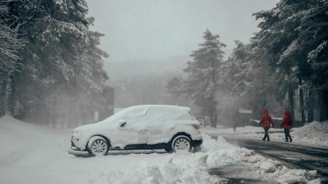 Un coche cubierto de nieve al paso de Herminia en la estación de Montaña de Manzaneda (Ourense)