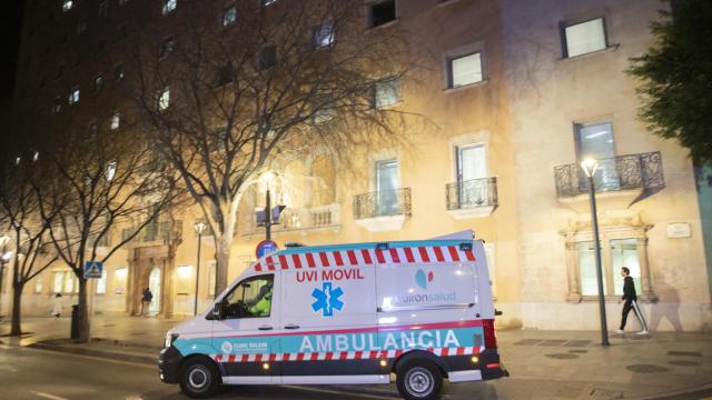 Una ambulancia en el exterior de la Clinica Rotger hospital en Palma de Mallorca