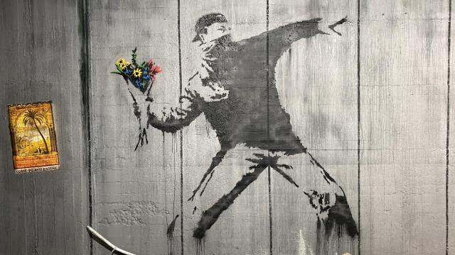 Réplica de 'Lanzador de flores', en el museo Banksy. Foto: M. C