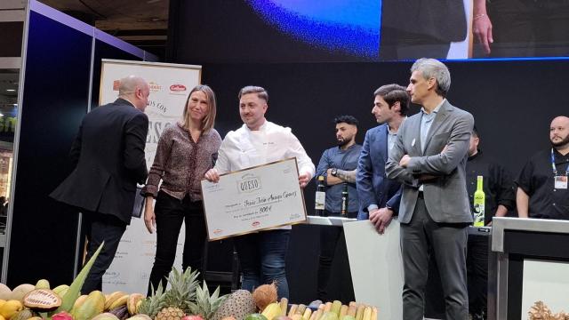 Jesús Iván Anaya recogiendo su premio.