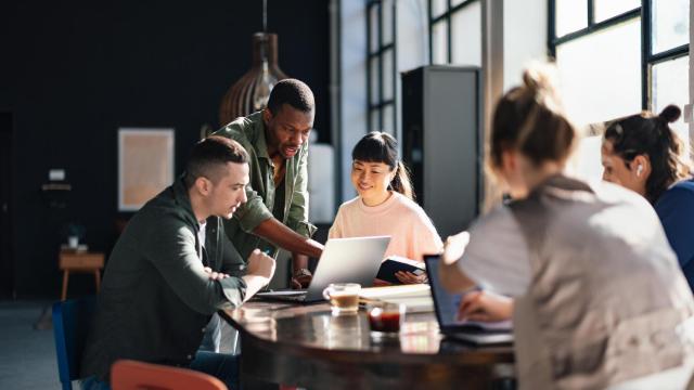 Fotografía de un grupo de personas trabajando en equipo.