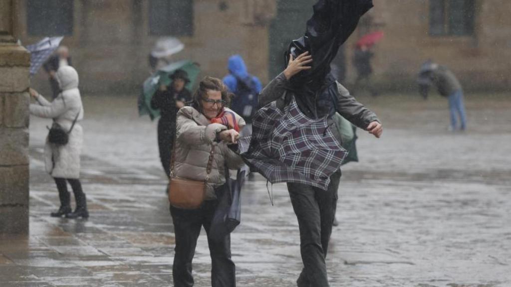 Turistas en la plaza del Obradoiro en Santiago de Compostela