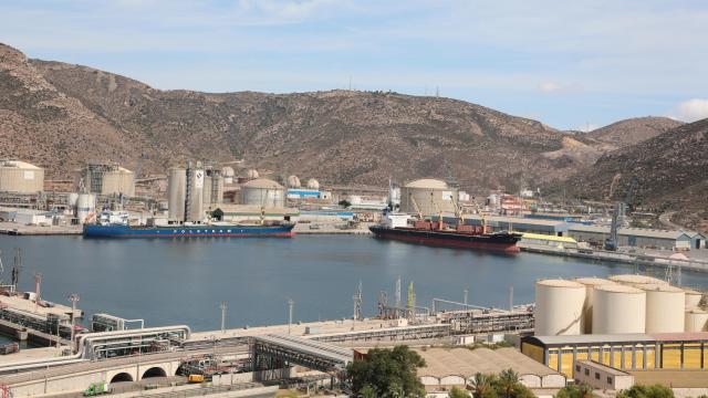 Dos buques de mercancías atracados en el puerto de Cartagena.