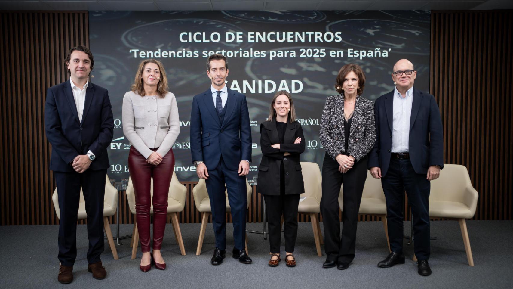 De izquierda a derecha; Pablo Crespo, secretario general de Fenin; Cristina Nadal, vicepresidenta de AseBio; Borja Sangrador, socio responsable del Sector Salud y Life Sciences de EY;