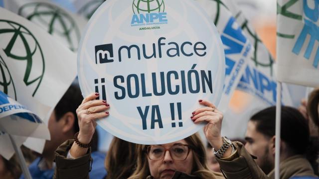 Varias personas durante una concentración, frente a la sede central de Muface.