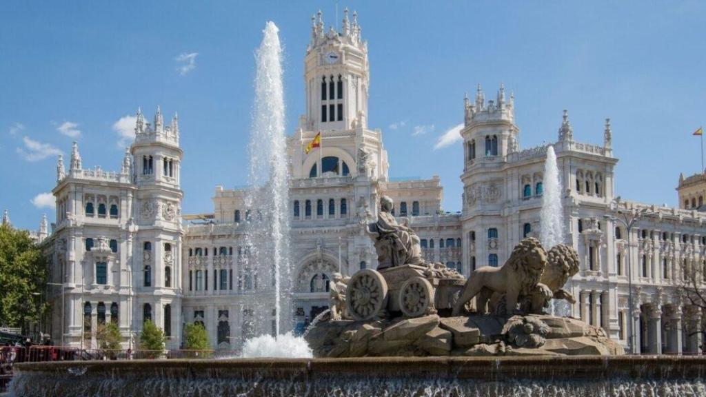 Sede del Ayuntamiento de Madrid tras la Fuente de la Cibeles.
