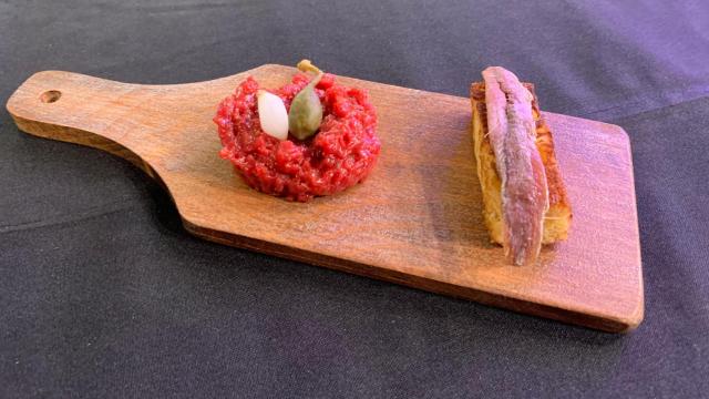 El ganador del concurso del mejor steak tartar, del restaurante La Tasquita de Enfrente.