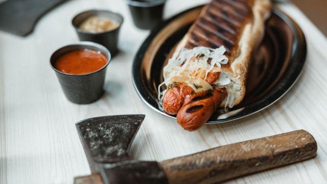 Uno de los bocadillos de salchichas que se sirven en Vikingbox.