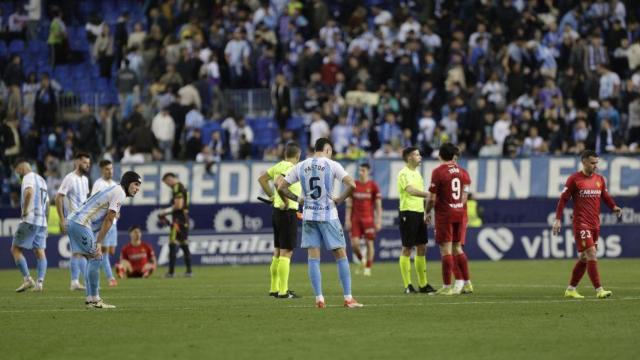 Los jugadores del Málaga CF se lamentan tras la derrota contra el Zaragoza