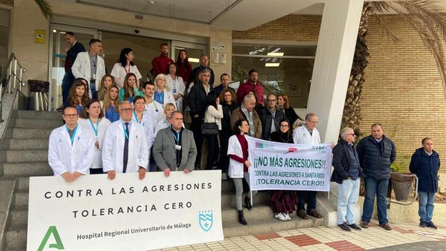 Concentración de este martes a las puerta del Hospital Regional de Málaga.